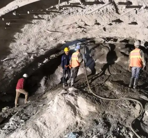 梁园隧道拱顶带模注浆料，微膨胀注浆料的特点及施工工艺